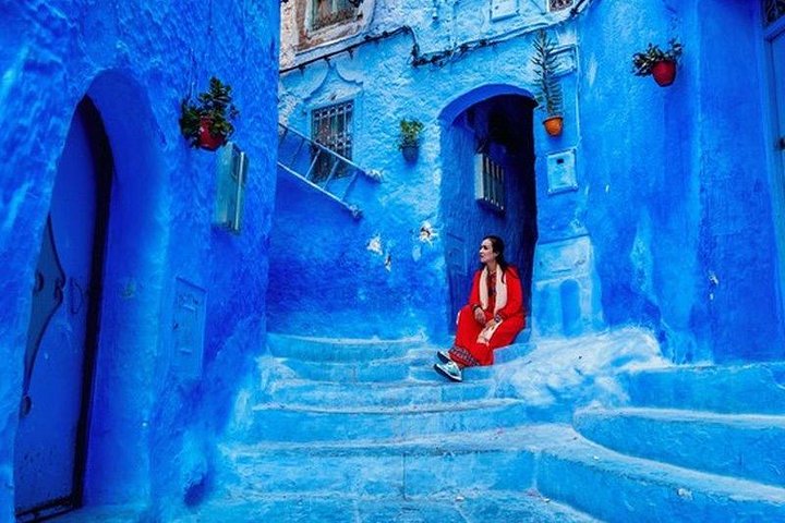 Women taking a picture in stairs of Chefchaouen